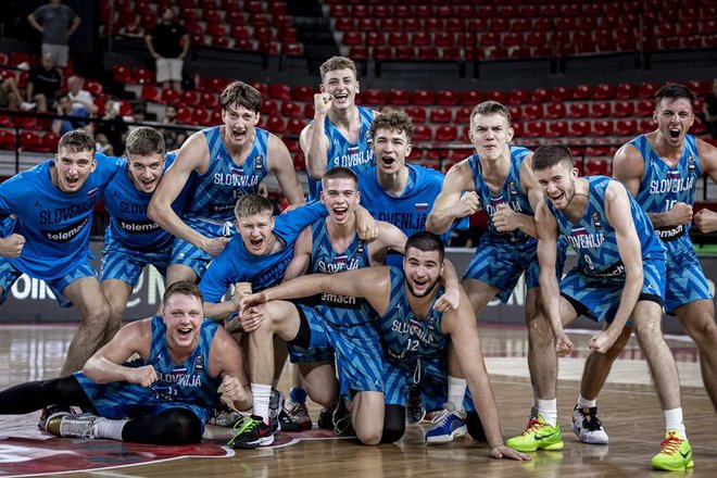 Slovenski upi so se prešerno razveselili lepega uspeha. FOTO: FIBA
