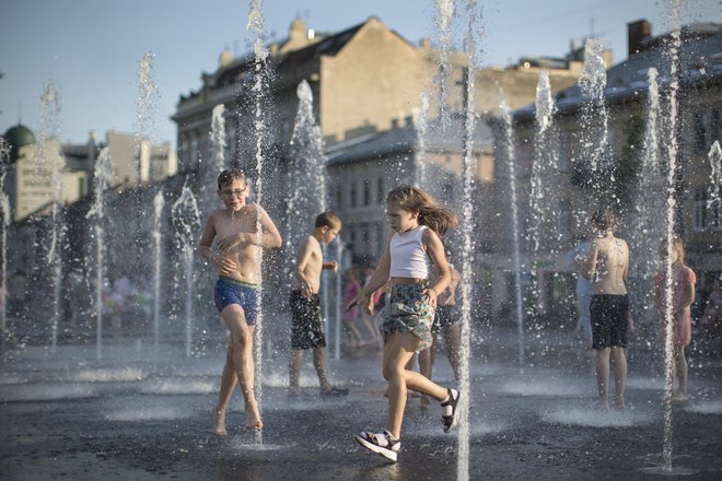 Ljudje naj v teh dneh ne pozabijo na osvežitve. Starejši naj si telo hladijo tudi z mokrimi brisačami, svetujejo zdravniki. FOTO: Jure Eržen/DELO
