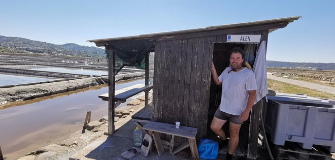 Alen Radojkovič pred solinsko hišico. V njej si lahko oddahnejo in spočijejo. FOTO: Boris Šuligoj
