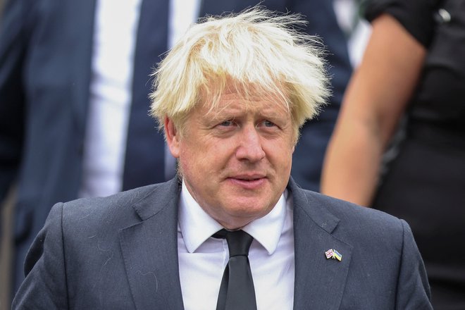 Johnson, ki se je odpravil na dopust v času, ko se gospodarska kriza na Otoku poglablja, je sicer v Veliki Britaniji deležen številnih kritik. FOTO:&nbsp;Johanna Geron/Reuters
