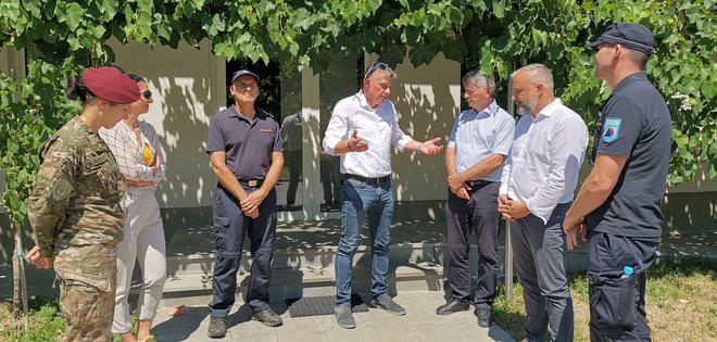 Pred vodarno v Cepkih direktor Rižanskega vodovoda Martin Pregelj (v sredini) pojasnjuje položaj državnemu sekretarju Rudiju Medvedu (desno od njega). FOTO: Boris Šuligoj
