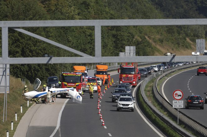 Na gorenjski avtocesti je zasilno pristalo letalo. FOTO:&nbsp;Voranc Vogel/Delo
