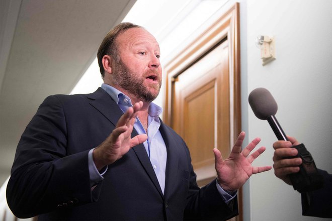 Alex Jones je leta trdil, da je poboj otrok na osnovni šoli Sandy Hook zarota levičarjev, da bi Američanom odvzeli orožje. Na sodišču je priznal, da je lagal. FOTO:&nbsp;Jim Watson/AFP
