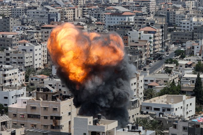 Izraelski izstrelek je zadel območje Gaze.&nbsp;FOTO: Mohammed Salem Reuters
