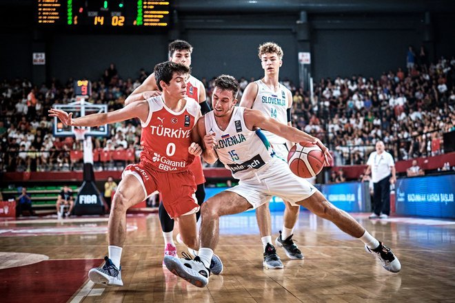 Nal Belko (15) in Domen Petrovič nista mogla preprečiti poraza slovenske reprezentance proti Turčiji. FOTO: FIBA
