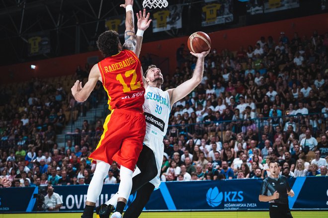 Danes se je vključil v slovensko moštvo še Zoran Dragić, a igral nekaj manj kot 13 minut, Jaka Blažič zgolj devet. FOTO: KZS/alesfevzer.com &amp; Barbalic Photo
