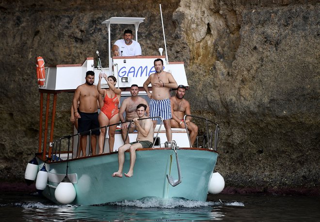 Za največ viharja v kozarcu vode in zanimanje za italijanske volitve po svetu je poskrbel vodja desne populistične Lige Matteo Salvini (na fotografiji v ospredju med obiskom na otoku Lampedusa). FOTO: Filippo Monteforte/AFP
