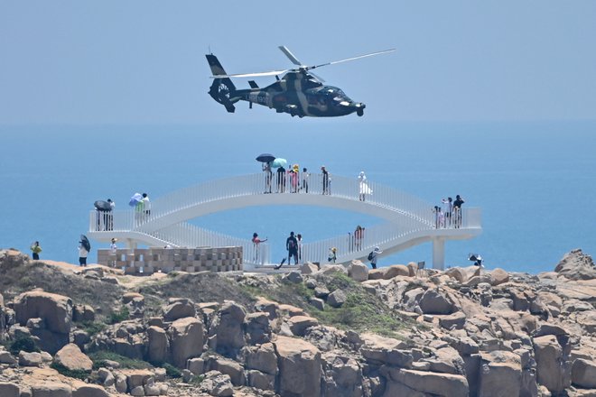 Helikopter kitajske vojske na otoku Pingtan, kitajskem ozemlju, ki je najbližje Tajvanu. Foto Hector Retamal/AFP
