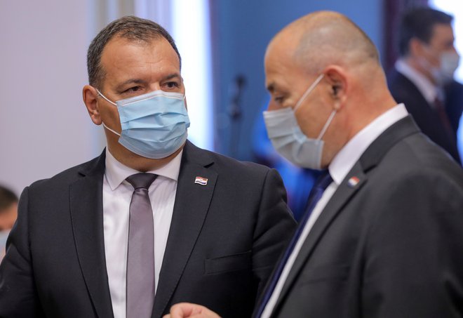 Proti hrvaškemu ministru za zdravstvo Viliju Berošu (levo) je opozicija že pred časom vložila zahtevo za odpoklic. FOTO: Antonio Bronic/Reuters
