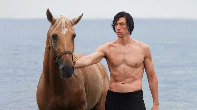 Po pisanju CNN si je Adam Driver v zadnjem tednu prislužil prvo mesto med vsemi oblečenimi oziroma napol slečenimi slavnimi Zemljani. FOTO:&nbsp;Burberry


&nbsp;
