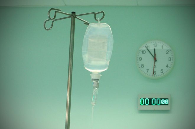 Medicina je veda, ki v dnevni praksi ob bolniku zelo temelji na izkušnjah zdravnika. FOTO: Jure Eržen/Delo
