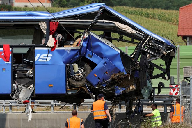 Enajst potnikov je umrlo na kraju nesreče, en v zagrebškem kliničnem centru. FOTO: Antonio Bronić/Reuters
