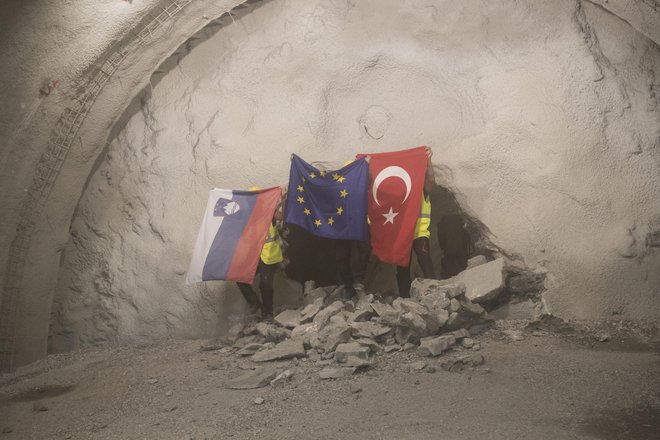 Ruska gradbena podjetja želijo ostati v Sloveniji, trenutno pa gradijo novo cev predora Karavanke in skupaj s slovenskim partnerjem drugi tir, iz kjer je tudi fotografija. FOTO: Jure Eržen/Delo
