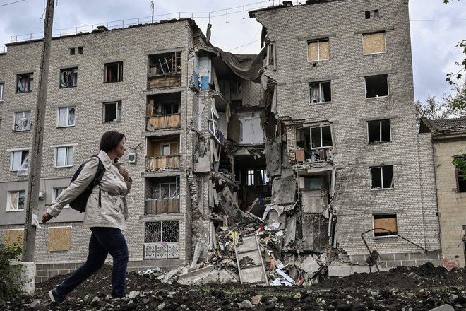 Uničen stanovanjski blok v kraju Bakmut na vzhodu Ukrajine. Foto: Aris Messinis/Afp
