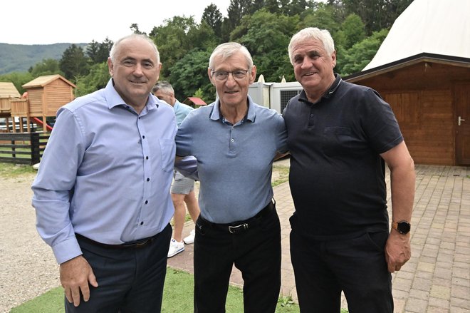 Vojislavu Simeunoviću sta prišla čestitat tudi Radenko Mijatović in Bojan Prašnikar. FOTO: Marko Pigac/MP Produkcija/pigac.si
