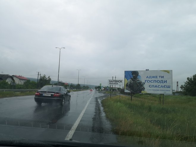 Na plakatih ob cestah prevladujejo vojaški in domoljubni motivi. FOTO: Marko Gams
