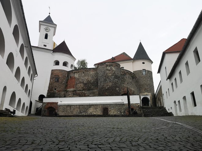 V zadnjih letih so grad Palanok zgledno prenovili in v njem uredili muzejske zbirke. FOTO: Marko Gams
