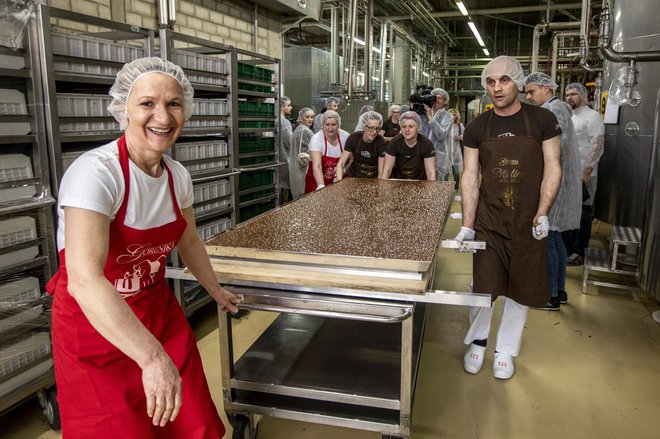 Proizvodnja 97-kilogramske čokolade v Gorenjkini tovarni v Lescah. FOTO.&nbsp;Voranc Vogel/Delo
