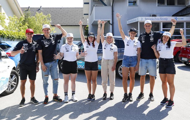 Žan Kranjec (prvi z leve) nasmejano odhaja v Argentino. Tako kot tudi Štefan Hadalin, Neja Dvornik, Andreja Slokar, Meta Hrovat, Ana Bucik, Tijan Marovt in Tina Robnik. FOTO:&nbsp;Matej Družnik/Delo
