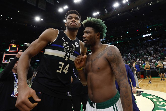 Giannis Antetokounmpo (levo) in Marcus Smart po sedmi tekmi drugega kroga letošnje končnice lige NBA v bostonskem TD Gardnu. Milwaukee je izpadel proti kasnejšim poraženim finalistom. FOTO: Winslow Townson/USA Today Sports
