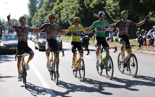 Tiesj Benoot z Woutom van Aertom,&nbsp;Seppom Kussom in Christophom Laportom spremlja zmagovalca dirke po Franciji Jonasa Vingegaarda v cilj zadnje etape letošnje dirke po Franciji v Parizu.&nbsp;FOTO:&nbsp;Thomas Samson/Reuters
