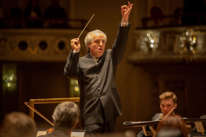 Službo umetniškega vodje Simfoničnega orkestra iz Pittsburgha so mu podaljšali do leta 2028. FOTO: arhiv Festivala Ljubljana
