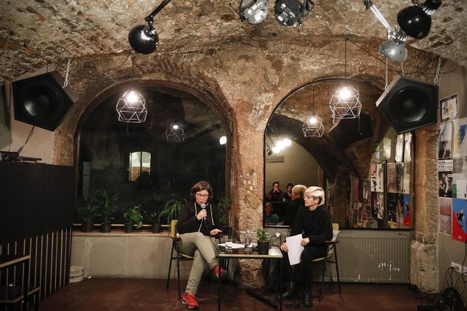 Za diskurzivni program skrbi Barbara Rajgelj (levo), za glasbeni program pa Nina Hudej (desno). FOTO: Uroš Hočevar
