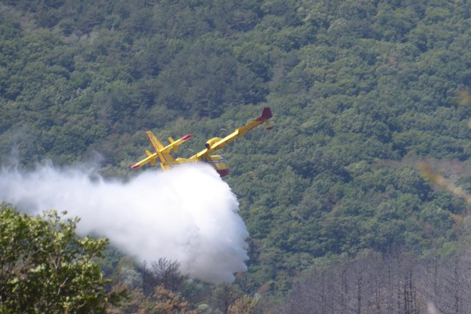 Na težko dostopnem terenu, kjer je izbruhnil požar, je bila ključna pomoč z gašenjem iz zraka. Foto MORS
