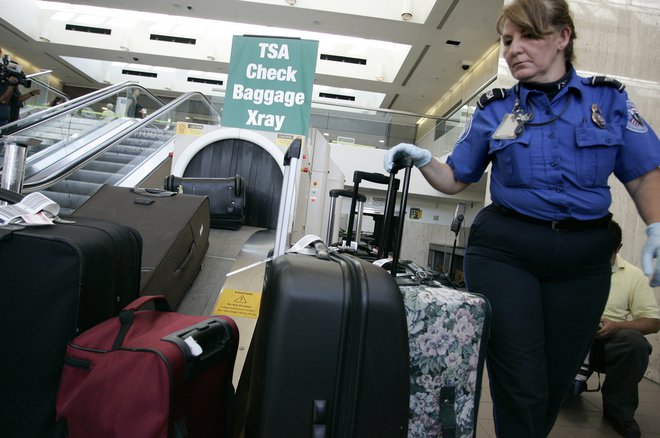 Postpandemične težave v letalskem prometu se predvsem zaradi pomanjkanja osebja kopičijo. Tudi s prtljago. FOTO: Reuters
