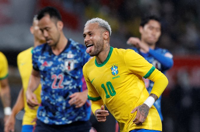 Brazilski zvezdnik Neymar proslavlja po zadetku na junijski prijateljski tekmi v Jokohami.&nbsp;FOTO: Issei Kato/Reuters
