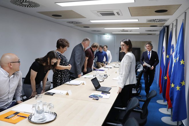 Predstavniki vlade ter organizacij mladih in starejših so se dogovorili, da bodo delali kontinuirano in vsake tri mesece uredili najmanj enega od projektov za vsako od skupin. FOTO: Leon Vidic/Delo
