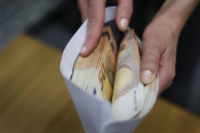 Če ima dva tisoč evrov bruto plače, posameznik v Sloveniji na leto državi plača 2.815 evrov dohodnine, Nemec z enako plačo pa le 1.869 evrov.

Foto Leon Vidic
