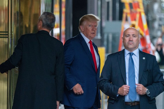 Nekdanji predsednik Donald Trump (v sredini) obsoja preiskave na svojem floridskem posestvu. Foto David Dee Delgado/Reuters

