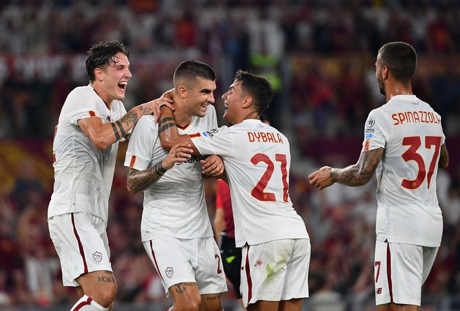 Roma&#39;s Italian defender Gianluca Mancini (2nd L) celebrates after scoring a goal, with his teammates Roma&#39;s Argentine forward Paulo Dybala (2nd R), Roma&#39;s Italian midfielder Nicolo Zaniolo (L) and Roma&#39;s Italian defender Leonardo Spinazzola (R) during the friendly football match between AS Roma and FC Shakhtar Donetsk at the Olympic Stadium in Rome, on August 7, 2022. (Photo by Isabella BONOTTO/AFP) Foto Isabella Bonotto Afp
