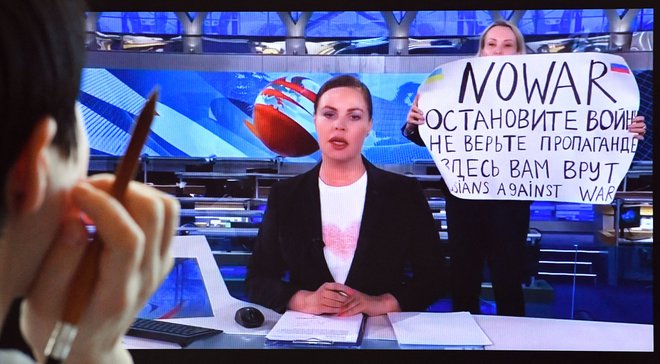 Novinarki, ki je širši javnosti postala znana marca, ko je s protestom proti vojni v Ukrajini prekinila televizijsko oddajo, grozi do deset let zapora. FOTO: AFP
