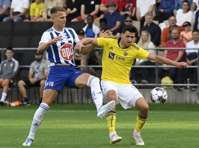 Bojan Radulović (levo), strelec drugega gola v Ljudskem vrtu, se je na povratnem dvoboju spet pomeril s Svenom Šoštaričem Karićem. FOTO: Jussi Nukari/AFP
