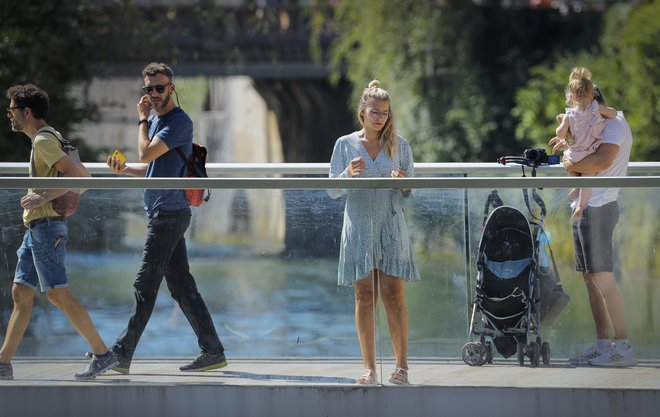 Stiske občuti vse več mladih. FOTO: Jože Suhadolnik/Delo
