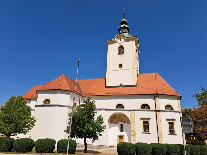 Novoodkrite poslikave v zvonici skupaj s poslikavo na južni steni cerkve Marije vnebovzete v Šmarju pri Jelšah skupaj s kapelicami križevega pota do cerkve sv. Roka tvorijo baročno prostorsko os. FOTO: Špela Kuralt/Delo
