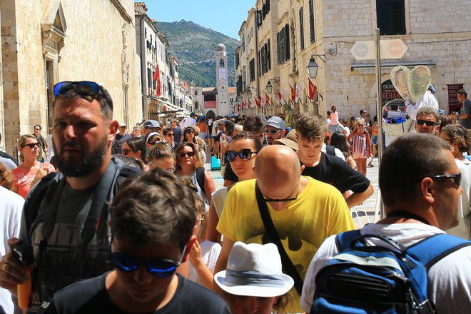 V Dubrovniku so se v teh dneh 90-odstotno približali turističnim podatkom iz leta 2019, najpogosteje je opaziti mlajše obiskovalce med 30 in 40 leti. Foto Tomi Lombar

