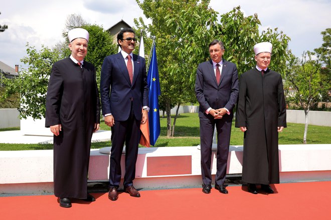 Predsednik Borut Pahor ob klopi prijateljstva s katarskim emirjem Al Tanijem (na fotografiji drugi z leve) ter muftijema Islamske skupnosti v Sloveniji, nekdanjim Nedžadom Grabusem (prvi z leve) in aktualnim Nevzetom Porićem (prvi z desne). FOTO: Daniel Novakovič/STA
