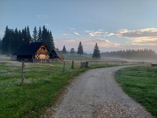 Idilične podobe daljinske pohodne poti, ki je dobila tudi kolesarsko različico. FOTO:&nbsp;Dragica Jaksetič
