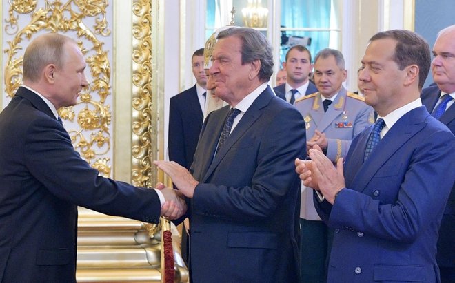 Ruskega predsednika Vladimirja Putina in nekdanjega kanclerja veže dolgotrajno prijateljstvo. FOTO:  Alexey Druzhinin/AFP
