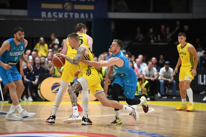 Goran Dragić med tekmo s Švedsko v kvalifikacijah za SP 2023. FOTO: Fiba
