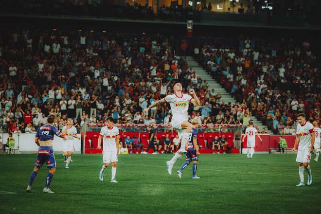 Benjamin Šeško, ki so ga pri Leipzigu predstavili kot ljubitelja dunajskih zrezkov, igra poslovilno sezono v dresu Salzburga. FOTO: Jasmin Walter/FC Red Bull Salzburg
