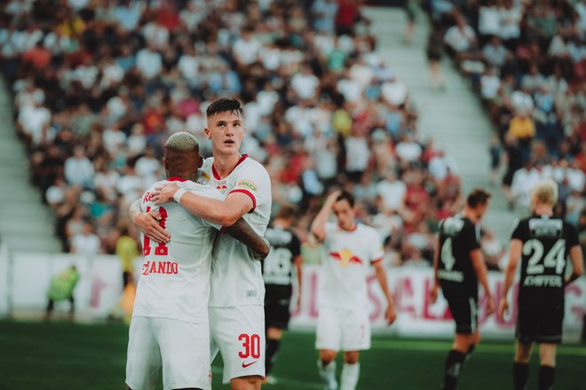 Benjamin Šeško proslavlja s podajalcem za njegov zadetek za 2:0, Brazilcem Fernandom. FOTO: Florian Schroetter/FC Red Bull Salzburg
