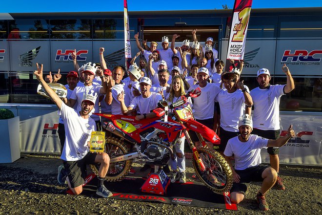 Gajser slavi z ekipo in svojimi najbližjimi v finskem Hyvinkääju. FOTO: MXGP
