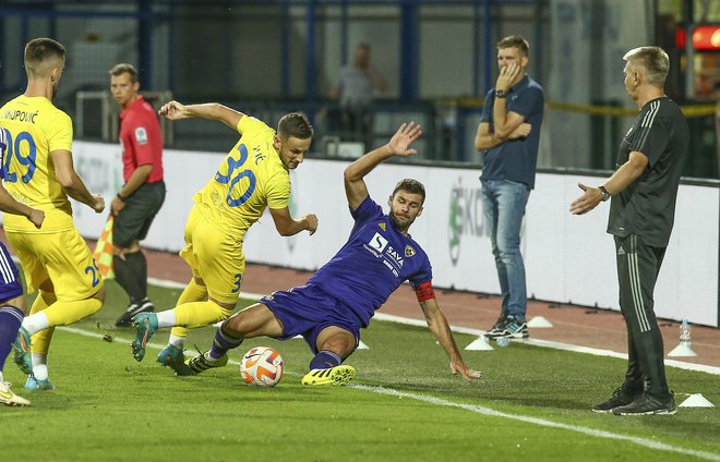 Na tekmi v Domžalah se je nekdanji trener Maribora Simon Rožman z bivšimi delodajalci tokrat pomeril na klopi Domžal. FOTO: Jože Suhadolnik/Delo
