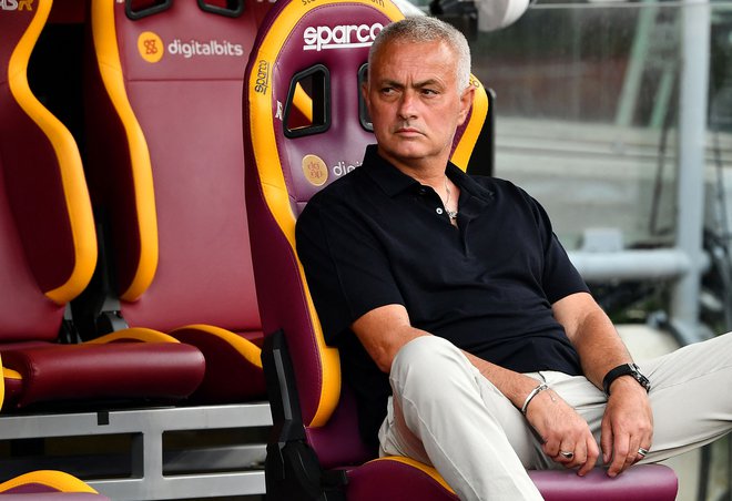 Jose Mourinho, trener Rome,&nbsp;čaka na klopi rimskega olimpijskega štadiona pred avgustovsko predstavitvijo članskega moštva in prijateljsko tekmo s Šahtarjem iz Donecka. FOTO: Isabella Bonotto/AFP
