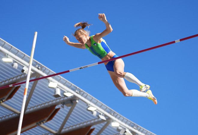 Tina Šutej med skokom s palico FOTO: Aleksandra Szmigiel/Reuters
