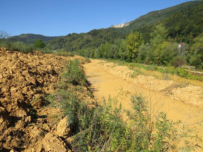 Ogromni kupi industrijskega blata odloženi na priobalnem zemljišču FOTO:&nbsp;Bojan Rajšek/Delo
